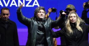 en LLA nadie confirma a Javier Milei en el búnker, pero se abrazan a la cuenta de bancas para hablar de un triunfo
