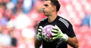 Aston Villa con Emiliano Dibu Martínez vs Burnley, por la Premier League: minuto a minuto, en directo
