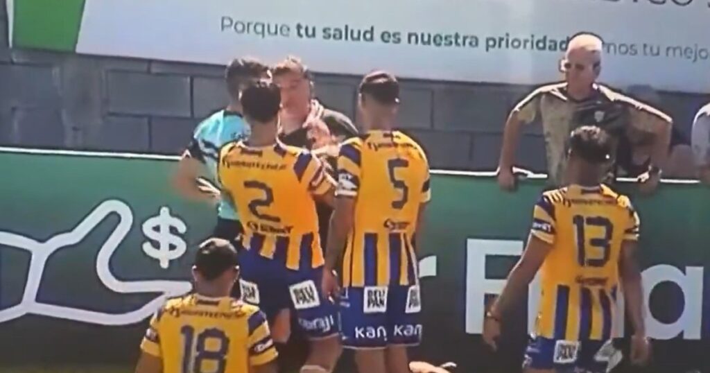 el DT de Chaco For Ever le pegó un cachetazo a un jugador de Atlanta y terminó expulsado