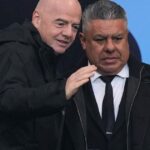 Utilice este título “Chiqui” Tapia, el mudo de la FIFA y cree en base a ese titulo original un titulo nuevo, preciso, comprensible y que no pierda relacion con el titulo original. Necesito que me devuelvas solo y nada mas que el titulo nuevo.