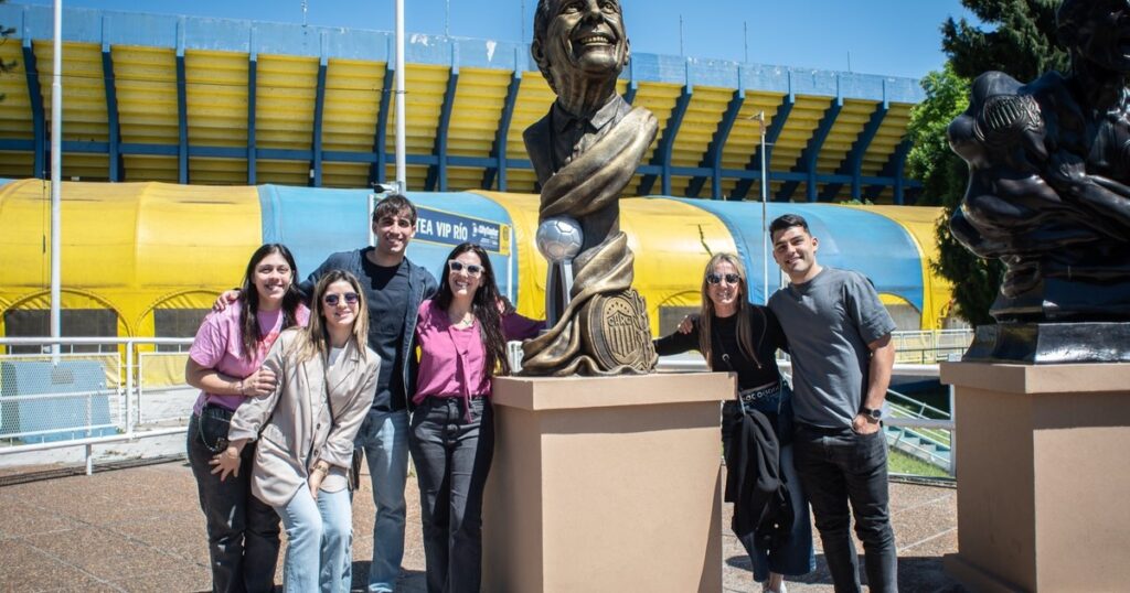 busto en su honor y cenizas esparcidas en el Gigante