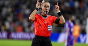 quién es Tori Penso, la primera mujer árbitro en un partido de la Selección