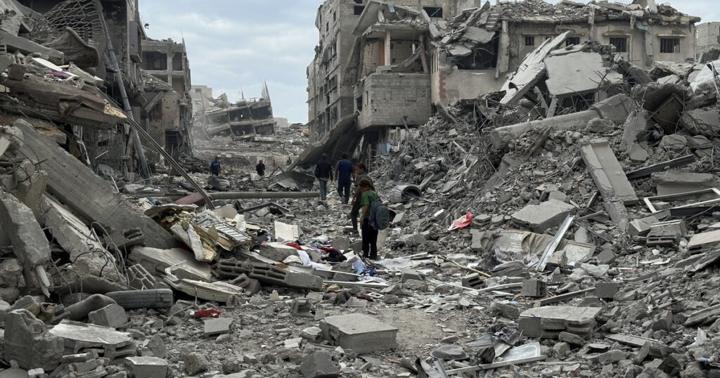 casas reducidas a una pared, la rareza del silencio y un "tendópolis" para familias a la deriva