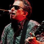 Utilice este título  ¡Bombazo! Andrés Calamaro vuelve a tocar en Buenos Aires con un repertorio exclusivo de grandes éxitos y cree en base a ese titulo original un titulo nuevo, preciso, comprensible y que no pierda relacion con el titulo original. Necesito que me devuelvas solo y nada mas que el titulo nuevo.