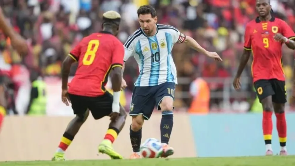 Argentina cerró el año con un triunfo 2-0 ante Angola en Luanda