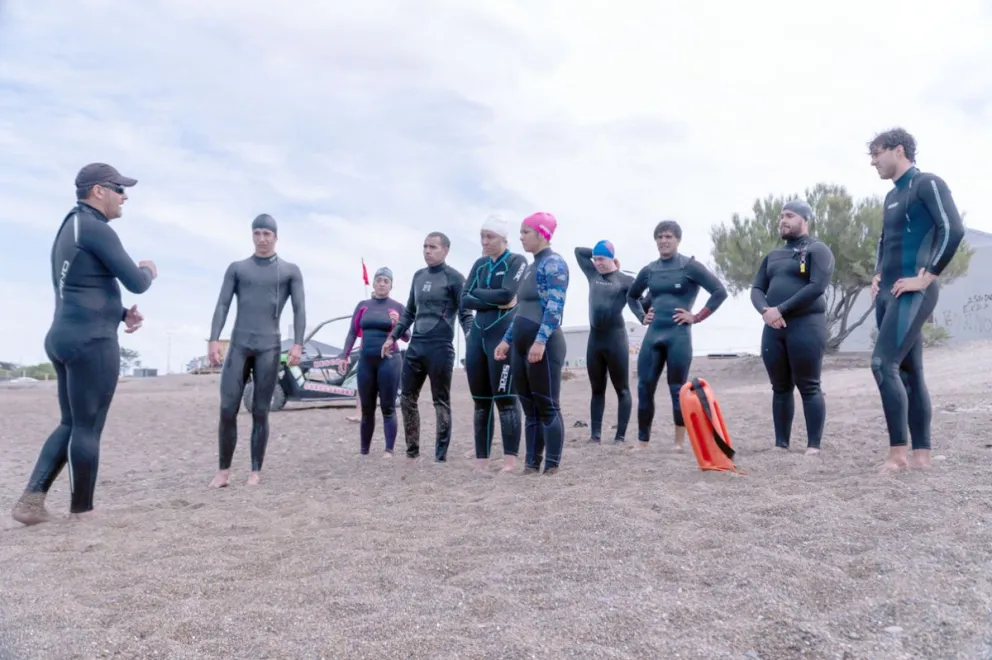 Estudiantes de la Escuela de Guardavidas de Comodoro se capacitan junto al cuerpo estable de Playa Unión