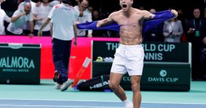 Italia se metió en la final de la Copa Davis tras un dramático tie break en el que Cobolli levantó 7 match points y fue el héroe ante la ausencia de Sinner
