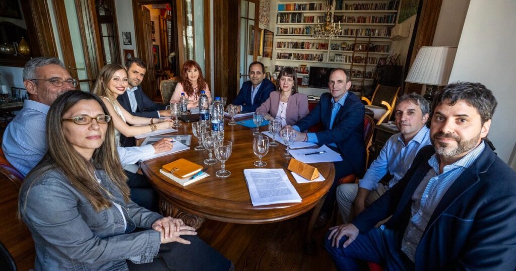 Cristina Kirchner defendió su foto con nueve economistas mientras cumple prisión domiciliaria: "¿Cuál es el problema?"
