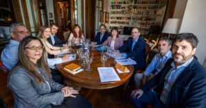 Cristina Kirchner defendió su foto con nueve economistas mientras cumple prisión domiciliaria: "¿Cuál es el problema?"