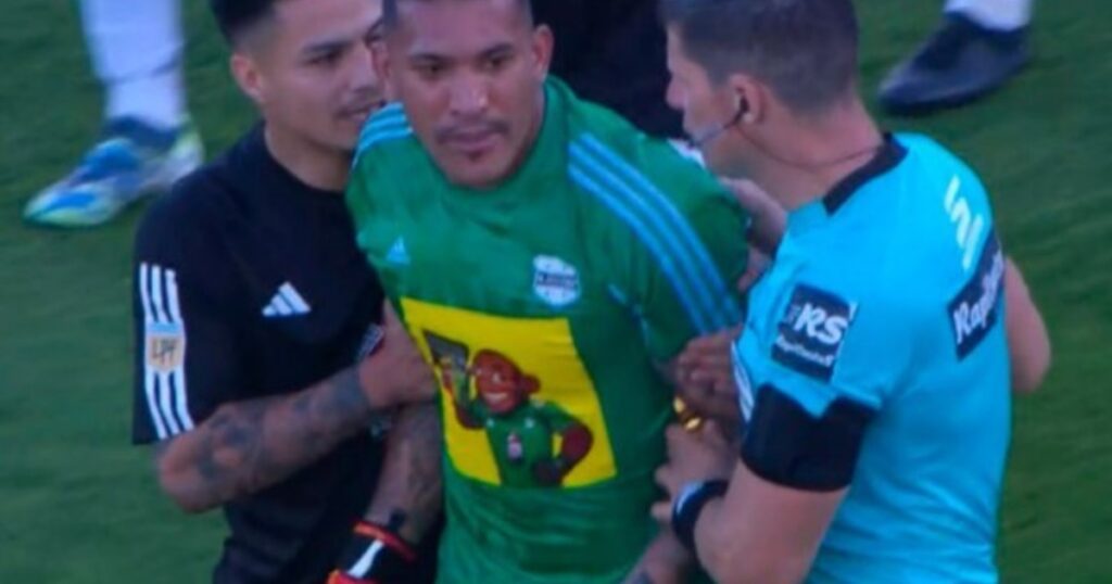 le rompió el dedo de un planchazo