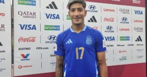 Mateo Martínez, el defensor goleador de la Selección Sub 17 que aprendió a pegarle con las dos piernas por fuerza mayor y lleva el barrio en la piel