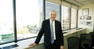 A horas del juicio, uno de los poderosos empresarios imputados en el caso Cuadernos logró que no lo acusen