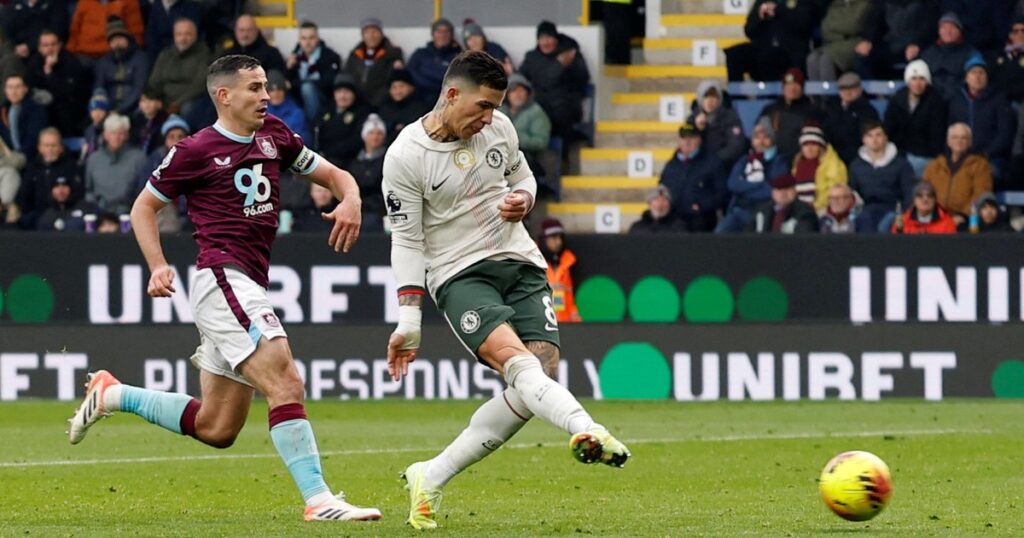 Enzo Fernández selló el triunfo de Chelsea, que da pelea en la Premier y le metió presión al Arsenal