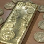 Hallazgo inesperado: un tesoro de lingotes y monedas de oro en su jardín.