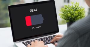 qué hay de cierto en que tener una notebook siempre enchufada arruina la batería