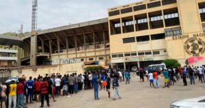 entradas a un dólar y una camiseta edición limitada