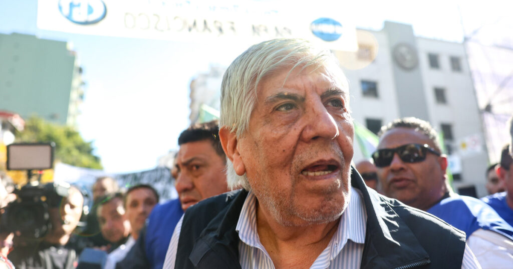 El freno a la “Ley Moyano” le abre otra tormenta al jefe camionero