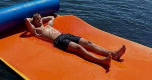 Paul Aron, el piloto de Alpine relegado por Colapinto, se sacó la bronca con unas exóticas vacaciones por Brasil