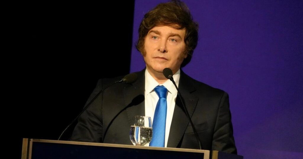 el Presidente firmó el DNU para que el Renaper y Deportes queden bajo la órbita de Santilli en Interior