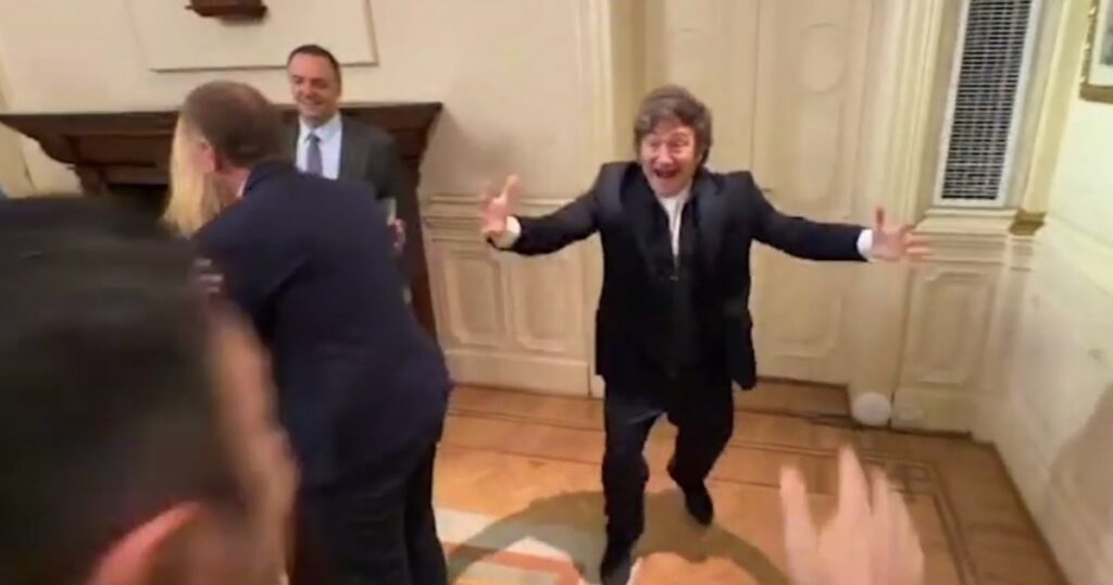 abrazos, saltitos y música de James Brown