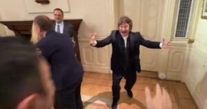 abrazos, saltitos y música de James Brown