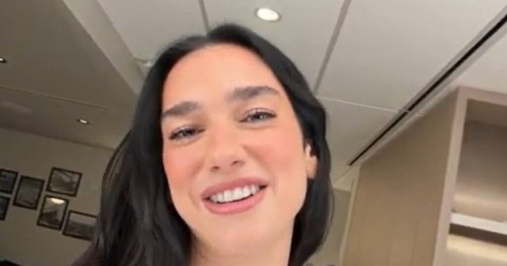 Dua Lipa sorprendió en la Marcha del Orgullo con un saludo especial