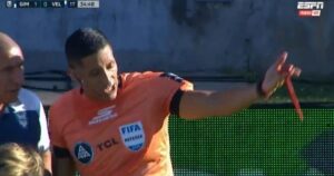 Increíble, le tiraron un martillo desde la tribuna al árbitro de Gimnasia-Vélez y zafó de milagro