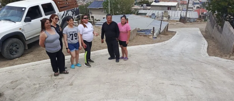 Vecinos de la zona alta de Las Flores se organizaron y pavimentaron un pasaje