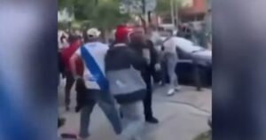se escucharon disparos y destrozaron autos a media cuadra de una comisaría