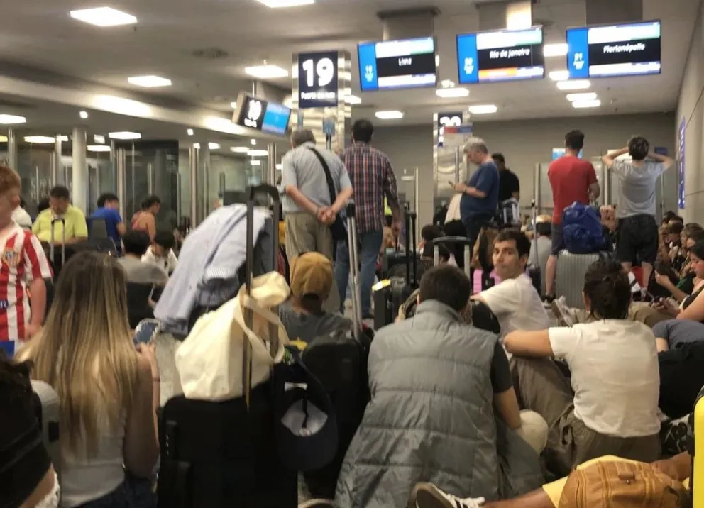 Temporal y parálisis en Aeroparque: complicaciones para miles de pasajeros en la víspera de Navidad