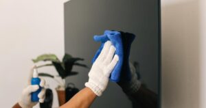 El método más seguro para limpiar la pantalla del televisor sin rayarla ni arruinarla, paso a paso