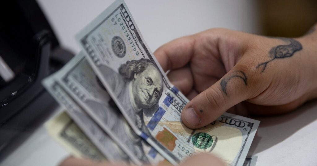 a cuánto cotiza el oficial y cuál es el precio del paralelo este martes 2 de diciembre, minuto a minuto