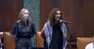 Waldo Wolff le dio la espalda a una diputada que defendió a Palestina y Pitu Salvatierra juró por una radio K