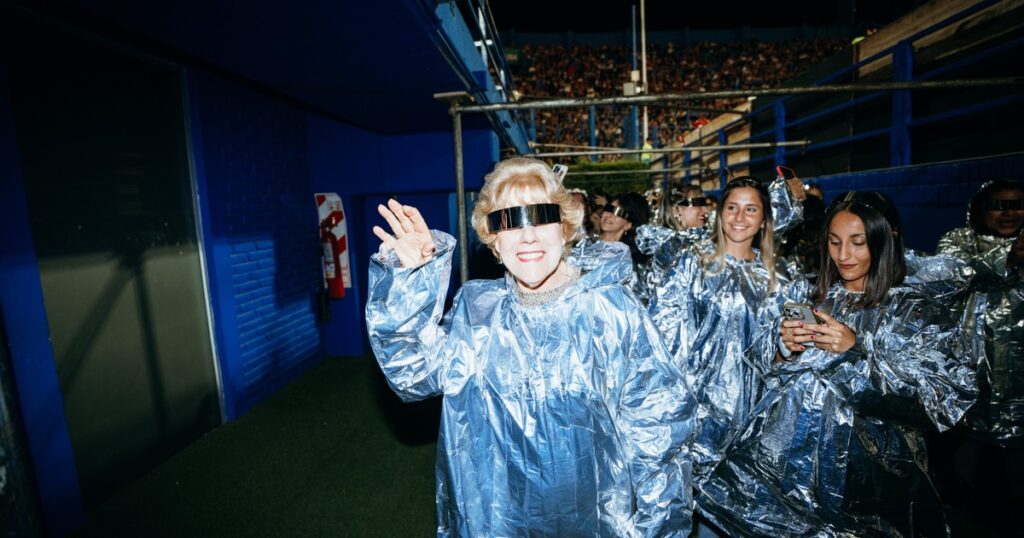 Shakira le cumplió el sueño a una abuela salteña de 79 años y entró caminando con ella a su show en Vélez