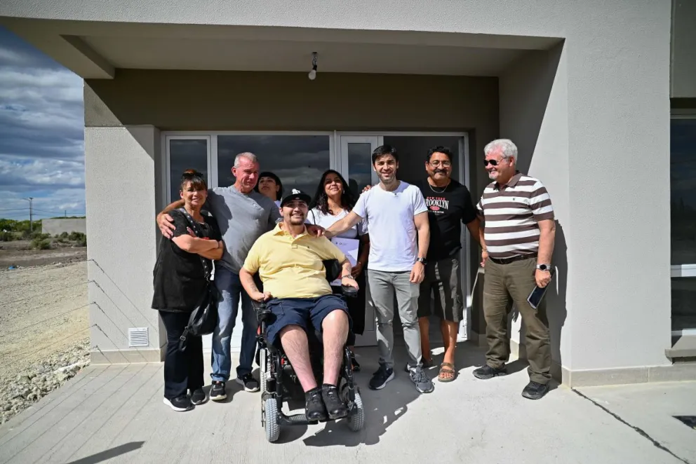 Torres entregó viviendas adaptadas en gaiman