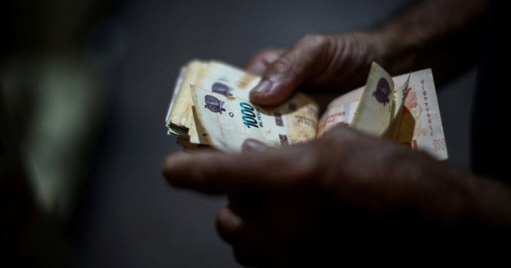 Aunque el 80% de los argentinos busca ahorrar, más de la mitad dice llegar a fin de mes "con lo justo"