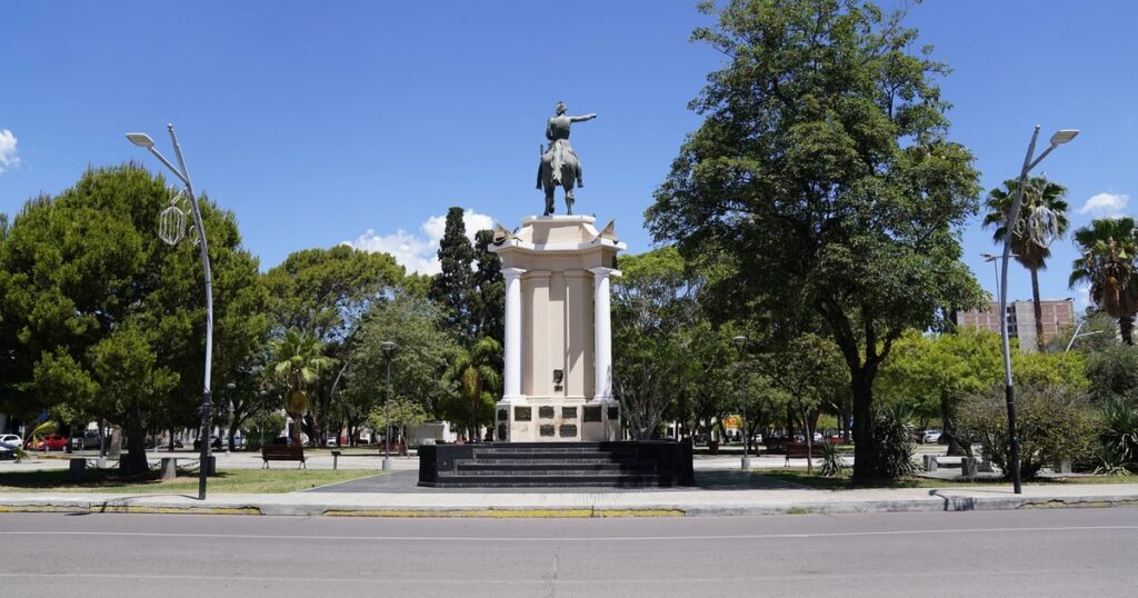 todavía sin hinchas y bajo un calor infernal, aguarda por una final difícil de explicar
