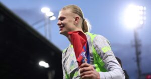 los goles de Haaland mantienen al City a la caza del Arsenal y el Aston Villa sigue de racha sin Dibu Martínez