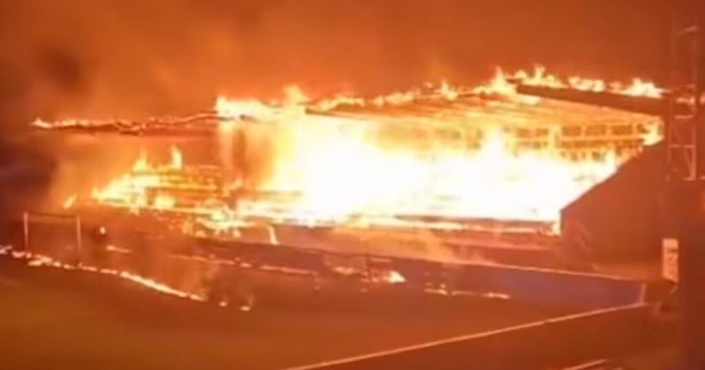 Un tradicional equipo de Finlandia se fue al descenso y sus hinchas prendieron fuego el estadio