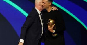 Infantino le pidió perdón y le dejó tocar la copa sin guantes