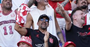 está en la tribuna de Estudiantes, donde los hinchas insultan a Tapia