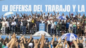 La CGT se atribuyó la postergación de la reforma laboral tras la movilización a Plaza de Mayo