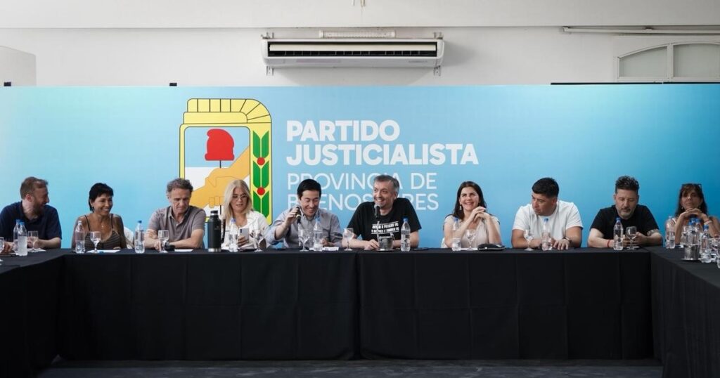 La provocadora remera de Máximo Kirchner contra Kicillof en la cumbre del PJ bonaerense