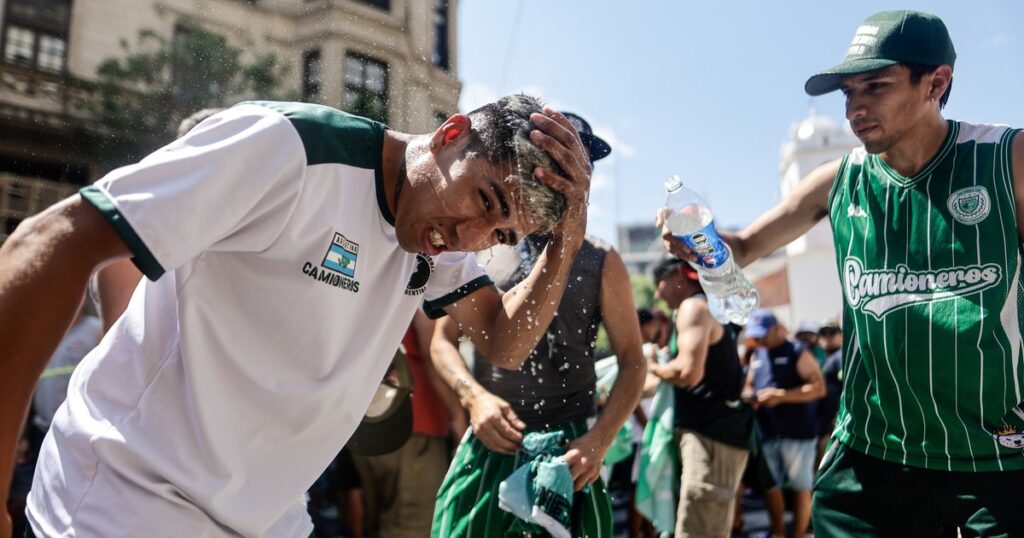 Una marcha atravesada por el calor agobiante, con muchas agrupaciones pero casi sin presencia del kirchnerismo