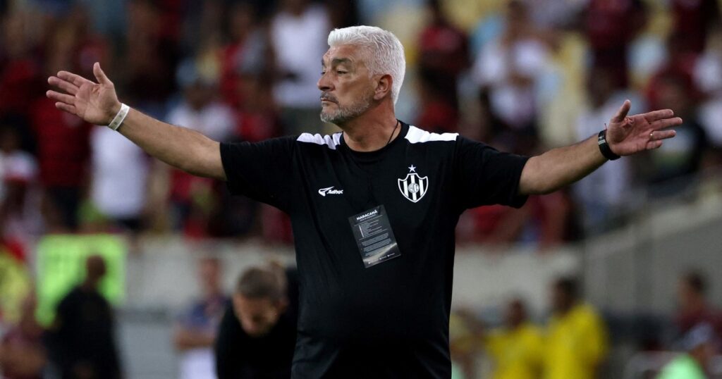 Omar De Felippe deja de ser el director técnico de Central Córdoba