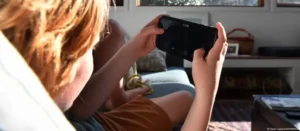 Australia implementa prohibición de redes sociales a menores de 16 años