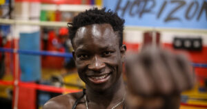 Tras romperle la mandíbula a Bazooka Chávez, el senegalés Touba Niang armó una colecta para pagarle la operación