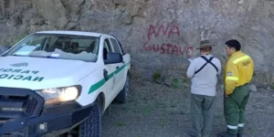Un camionero pintó con aerosol las rocas en Valle Encantado