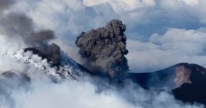 el momento en que un esquiador escapa de un escenario impresionante