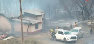 Avanza el fuego en Epuyén y afecta más viviendas en la zona de la Aldea San Francisco